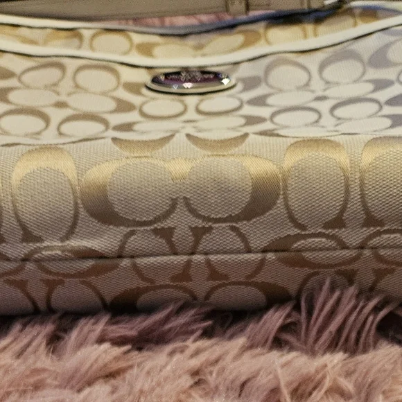 Elegant Coach Cream Shoulder/Crossbody Bag - Picture 8 of 16